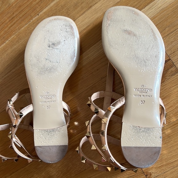 Valentino rock stud thong sandal. Rose gold leather with gold rock studs. - Picture 3 of 4